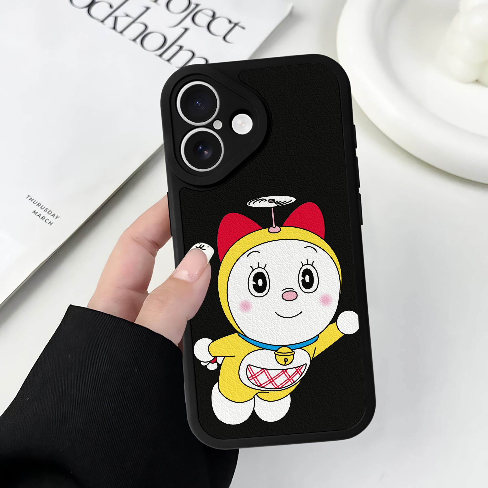 （画像用） ドラえもん ドラミ Doraemon Dorami 【iPhone 16シリーズ対応】シリコンスマホケース（レザー調） 材質：シリコン